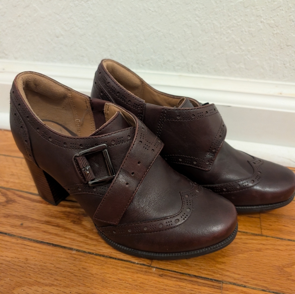 Clarks Brown Leather Mary Jane shoes with buckle